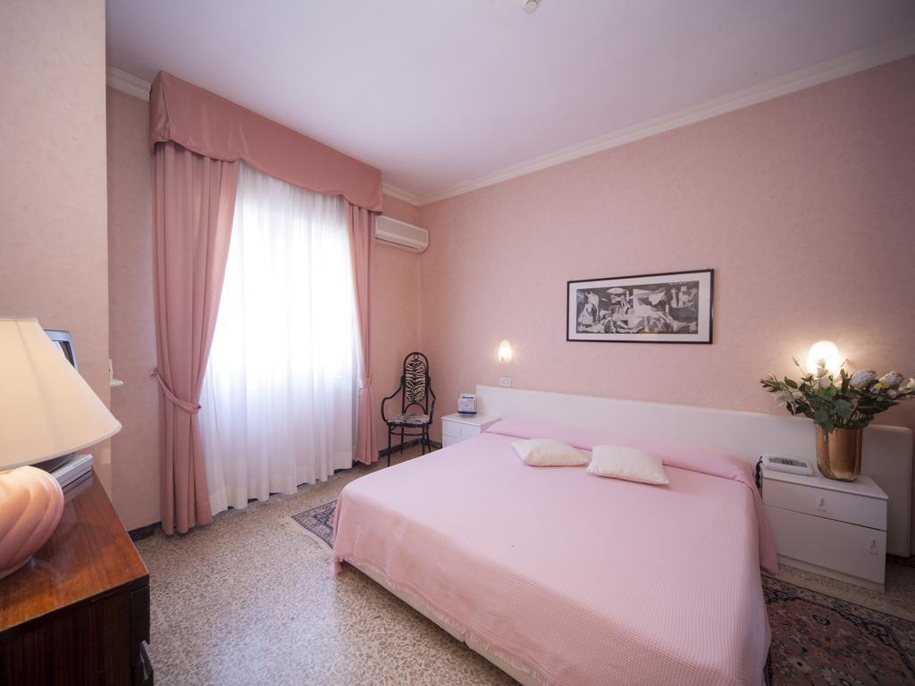 Hotel Aquila D'Oro Riccione Oda fotoğraf